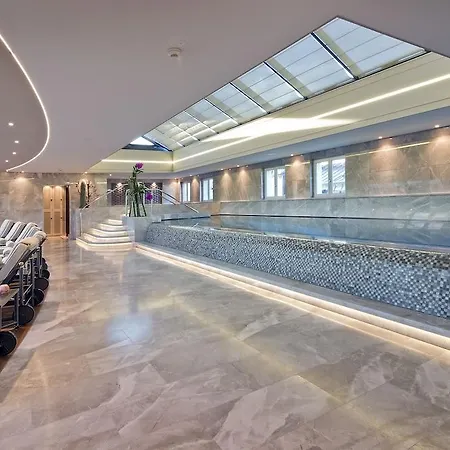 Four Seasons Des Bergues Hotel